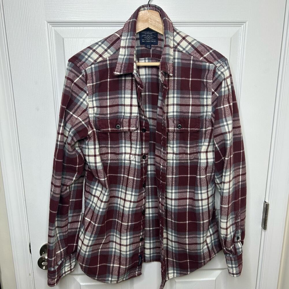American Eagle Men's flannel Size Medium burgundy button down casual
